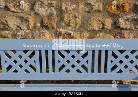 Marcatore da banco in modo Dales sentiero a Bolton Abbey Yorkshire England Regno Unito Foto Stock