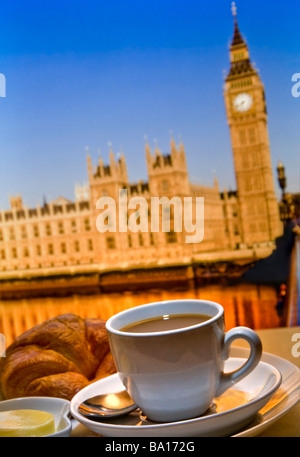 Immagine del concetto di staycation della colazione continentale sulla terrazza con le case Del Parlamento e del Tamigi sullo sfondo Londra Inghilterra UK Foto Stock