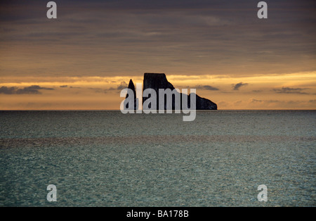 Kicker Rock al tramonto da Cerro Brujo Beach, San Cristobal Island, Isole Galapagos, Ecuador, Sud America. Foto Stock