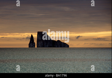 Kicker Rock al tramonto da Cerro Brujo Beach, San Cristobal Island, Isole Galapagos, Ecuador, Sud America. Foto Stock