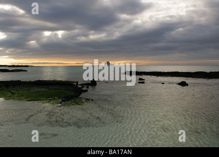 Kicker Rock al tramonto da Cerro Brujo Beach, San Cristobal Island, Isole Galapagos, Ecuador, Sud America. Foto Stock