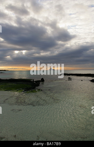 Kicker Rock al tramonto da Cerro Brujo Beach, San Cristobal Island, Isole Galapagos, Ecuador, Sud America. Foto Stock