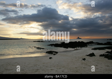 Kicker Rock al tramonto da Cerro Brujo Beach, San Cristobal Island, Isole Galapagos, Ecuador, Sud America. Foto Stock