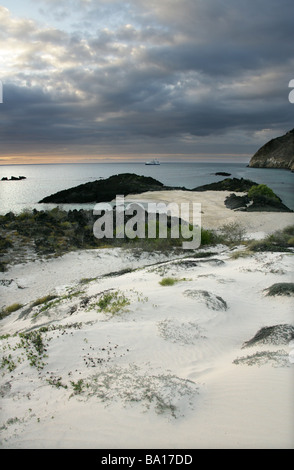 Tramonto dal Cerro Brujo Beach, San Cristobal Island, Isole Galapagos, Ecuador, Sud America. Foto Stock