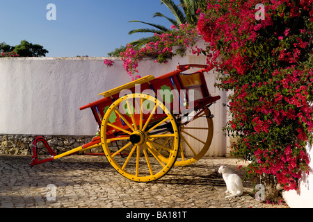 Il Portogallo Algarve tipici carrello verniciato e bougainvillaea in fiore Foto Stock