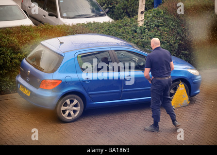 Un parcheggio ufficiale di applicazione i morsetti di un AUTO IN UN PARCHEGGIO PRIVATO VICINO A BRISTOL REGNO UNITO Foto Stock