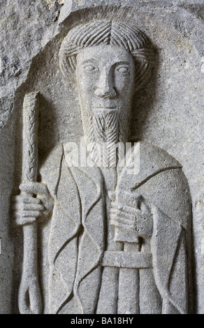 San con un bastone da passeggio. Un rilievo scolpito sul lato di una bara nella famosa e antica abbazia. Abbazia di Jerpoint, Kilkenny, Irlanda Foto Stock