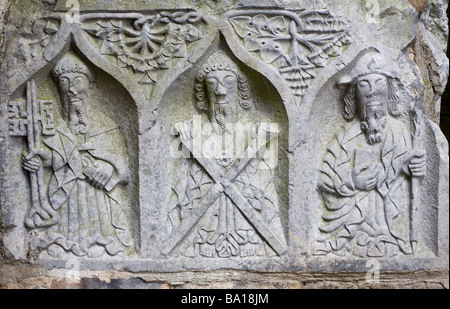 Intaglio di sfiato di 3 cifre. Un rilievo scolpito sul lato di una bara nella famosa e antica abbazia. Foto Stock