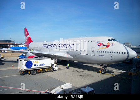 Virgin Atlantic Boeing 747-400 jumbo jet, South Terminal, L' Aeroporto di Gatwick, Crawley, West Sussex, in Inghilterra, Regno Unito Foto Stock