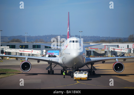 Virgin Atlantic Boeing 747-400 jumbo jet, South Terminal, L' Aeroporto di Gatwick, Crawley, West Sussex, in Inghilterra, Regno Unito Foto Stock