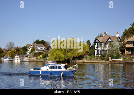 Case lungo il fiume, il fiume Tamigi e Old Windsor, Berkshire, Inghilterra, Regno Unito Foto Stock