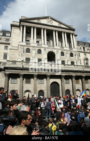 I manifestanti al di fuori del Bnak di Inghilterra al G20 proteste a Londra Foto Stock