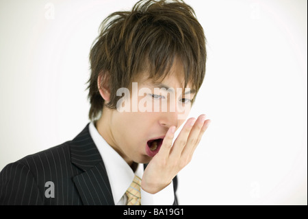 Giovane imprenditore controllando il suo respiro Foto Stock