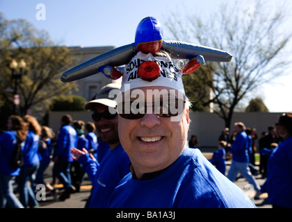 Uomo con silly aereo hat Foto Stock
