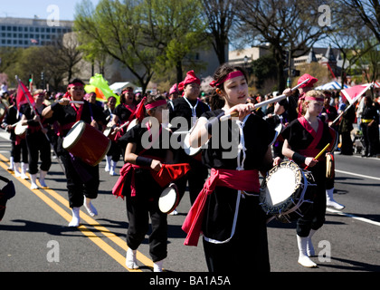 Giovani femmine Taiko batteristi in parata - National Cherry Blossom Festival Washington DC, Stati Uniti d'America Foto Stock