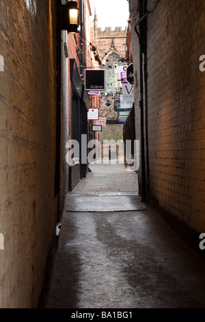 Passaggio stretto da Eastgate Street a St Werburgs Street in Chester Foto Stock