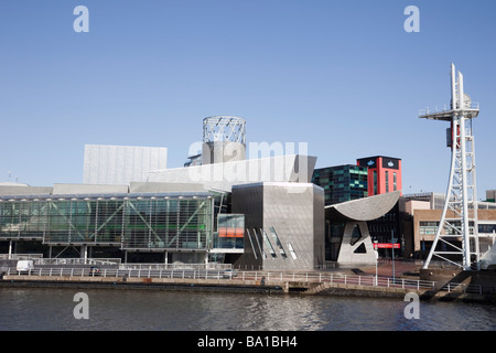 Salford Quays Greater Manchester Inghilterra England Regno Unito. Il Lowry Arts Complex attraverso Manchester Ship Canal in risviluppata docklands Foto Stock