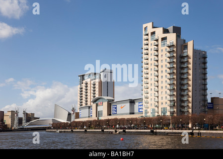 Lowry Outlet Mall Shopping Centre e appartamenti residenziali sul molo di Salford. Salford Quays Greater Manchester Inghilterra UK Gran Bretagna Foto Stock