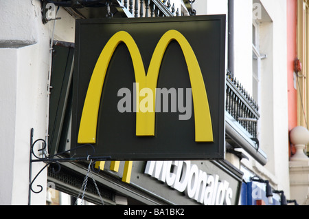 Il famoso Golden Arches segno sopra l ingresso del McDonalds un ristorante fast food su George Street, Richmond. Mar 2009 Foto Stock