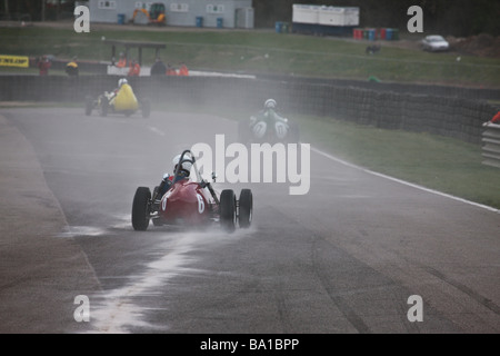 750 motor club storica Formula Junior campionato Race Cars auto attraverso la polvere di gesso applicato alla traccia da marshalls Foto Stock