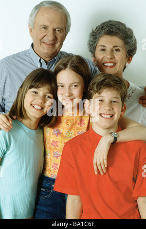 Nonni e tre nipoti, ritratto Foto Stock