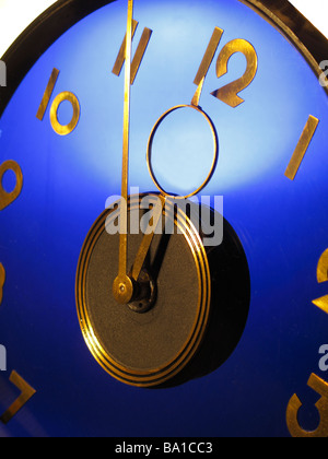 Puntatore di gestire cinque dettaglio ammissione un orologio dodici simbolismo in copiati alla gamba andando stock exchang Foto Stock
