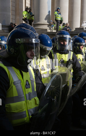 La linea della polizia antisommossa parziale marcia durante anti-capitalista dimostrazione contro il vertice del G20 a Londra, 1 Aprile 2009 Foto Stock