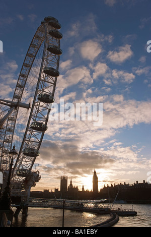 Millennium ruota panoramica Ferris (London Eye e il Big Ben, London, England, Regno Unito Foto Stock