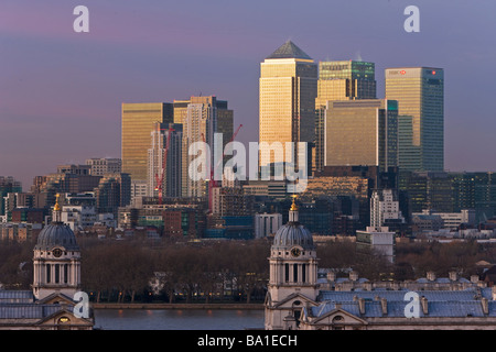 Vista dal parco di Greenwich verso il Royal Naval College e il centro finanziario di Canary Wharf, Londra, Inghilterra Foto Stock