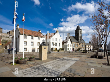 La piazza della città e Town House nel Royal Burgh di Culross in Fife e busto di Ammiraglio Lord Thomas Alexander Cochrane Foto Stock