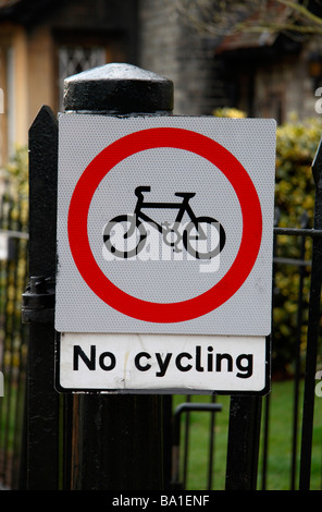 Un generico 'n' Ciclismo firmare all'interno di un ingresso a Hyde Park, Lancaster Gate, a Londra REGNO UNITO. Foto Stock