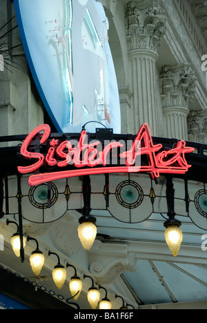 Neon pubblicità segno il musical Sister Act e al di fuori del London Palladium Theatre London Foto Stock