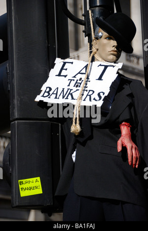 Mangiare i banchieri segno sulla città banchiere fantoccio appeso dal semaforo al di fuori della Banca di Inghilterra Londra Foto Stock