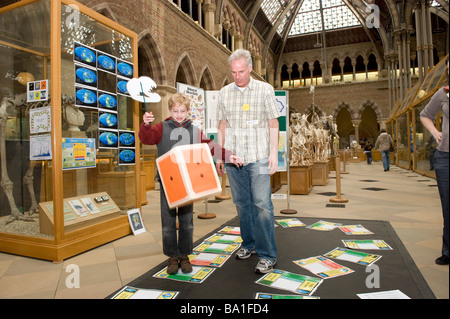 Il museo a Oxford ha una giornata della scienza per i bambini qui fanno un gioco di bordo ed evoluzione Foto Stock