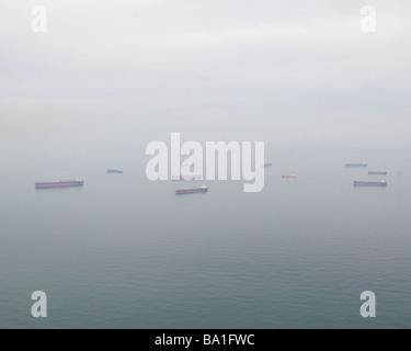Pescherecci in mare di haze, Gibilterra, Regno Unito Foto Stock