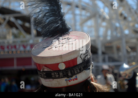 La Fame Marzo Band suona il giorno di apertura del ciclone roller coaster a Coney Island a New York Foto Stock