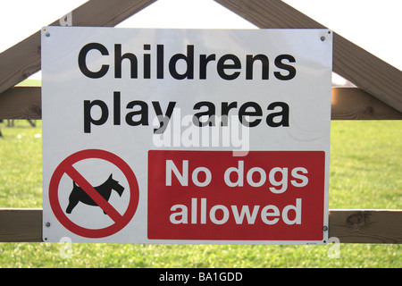 Un 'area gioco per bambini " segno " non sono ammessi cani' in Bedfont Lakes Country Park, Middx. Foto Stock