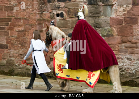 Re Roberto Bruce a cavallo passando il wallside di Arbroath Abbey durante la rievocazione di indipendenza scozzese del 1320. Foto Stock