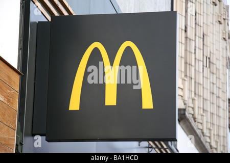 Il famoso Golden Arches segno sopra l ingresso del McDonalds un ristorante fast food su Edgware Road, Londra. Mar 2009 Foto Stock