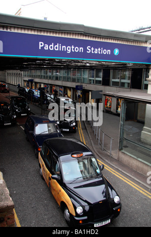 Londra taxi fodera fino a raccogliere i passeggeri in uscita alla stazione ferroviaria di Paddington, Londra, Regno Unito. Foto Stock