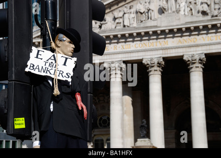 Mangiare i banchieri segno sulla città banchiere fantoccio appeso dal semaforo al di fuori del Royal Exchange di Londra Foto Stock