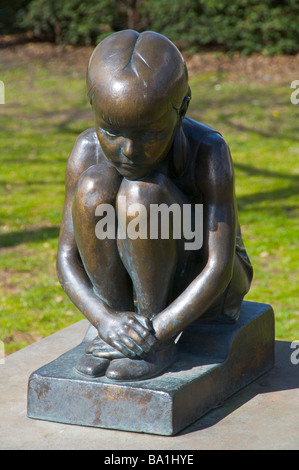 Ragazza scultura dell'artista Robert Thomas nel parco pubblico Cardiff South Wales UK Foto Stock