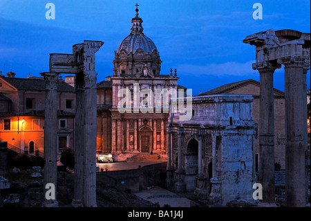 Il Foro Romano e la chiesa dei Santi Luca e Martina visto dal Campidoglio di notte Foto Stock