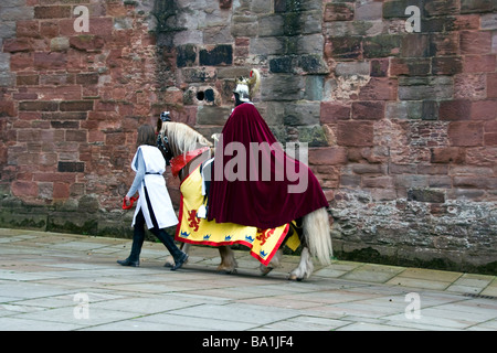 Re Roberto Bruce sul cavallo al fianco di Arbroath Abbey pareti durante la rievocazione di indipendenza scozzese del 1320. Foto Stock