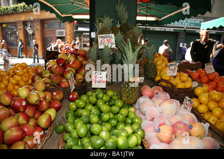 Frutta fresca in stallo per la vendita di frutta al Mercato di Borough di Londra Foto Stock