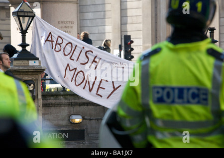 Abolire il denaro banner in G20 proteste, Bank of England, Londra Foto Stock