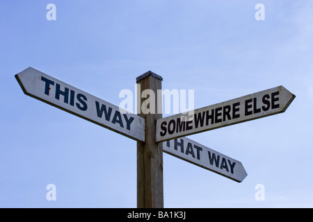 Segno umoristico - in questo modo, in questo modo, da qualche altra parte. Surrey, Regno Unito Foto Stock