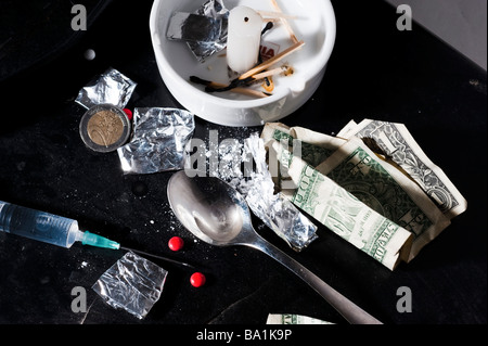 Abuso di droghe eroina concetto shoot up gli strumenti e la droga e denaro Foto Stock