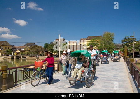 Bridge crossing fiume Thu Bon a Hoi An Vietnam Foto Stock