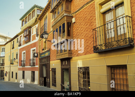 Case in strada nei pressi della cattedrale di Toledo Castilla La Mancha Spagna Foto Stock
